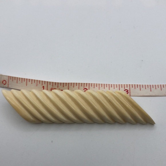 Elegant Vintage Carved Brooch - Picture 7 of 8